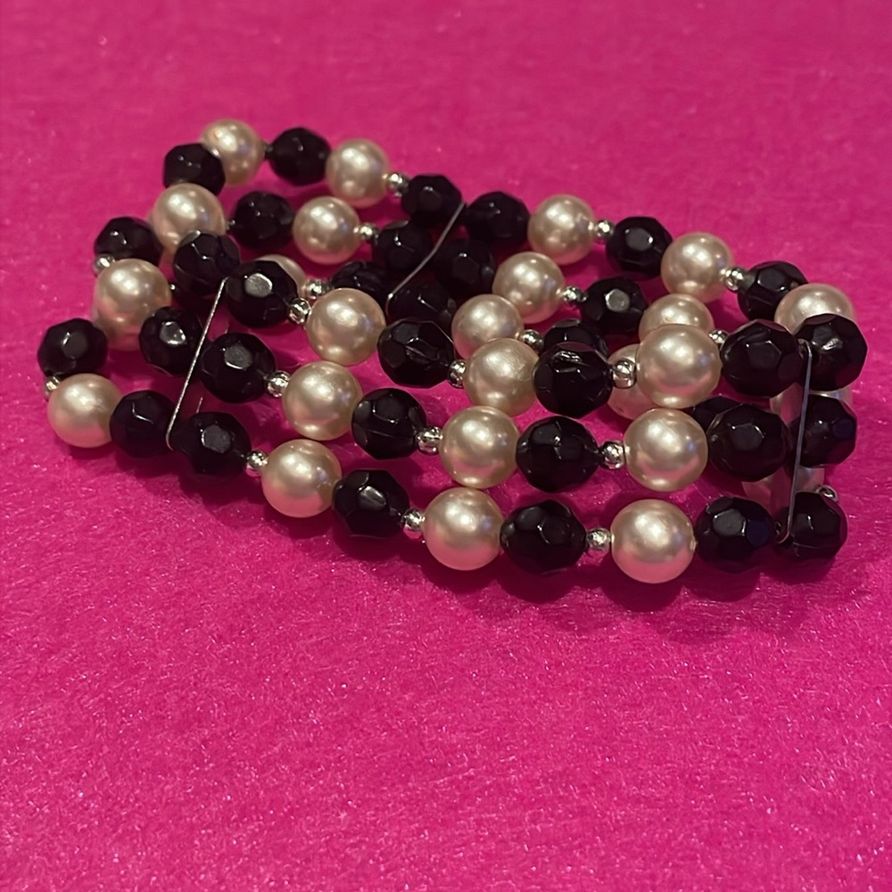 Pearl and black Beaded Stretch Bracelet 6-8” - Picture 5 of 6